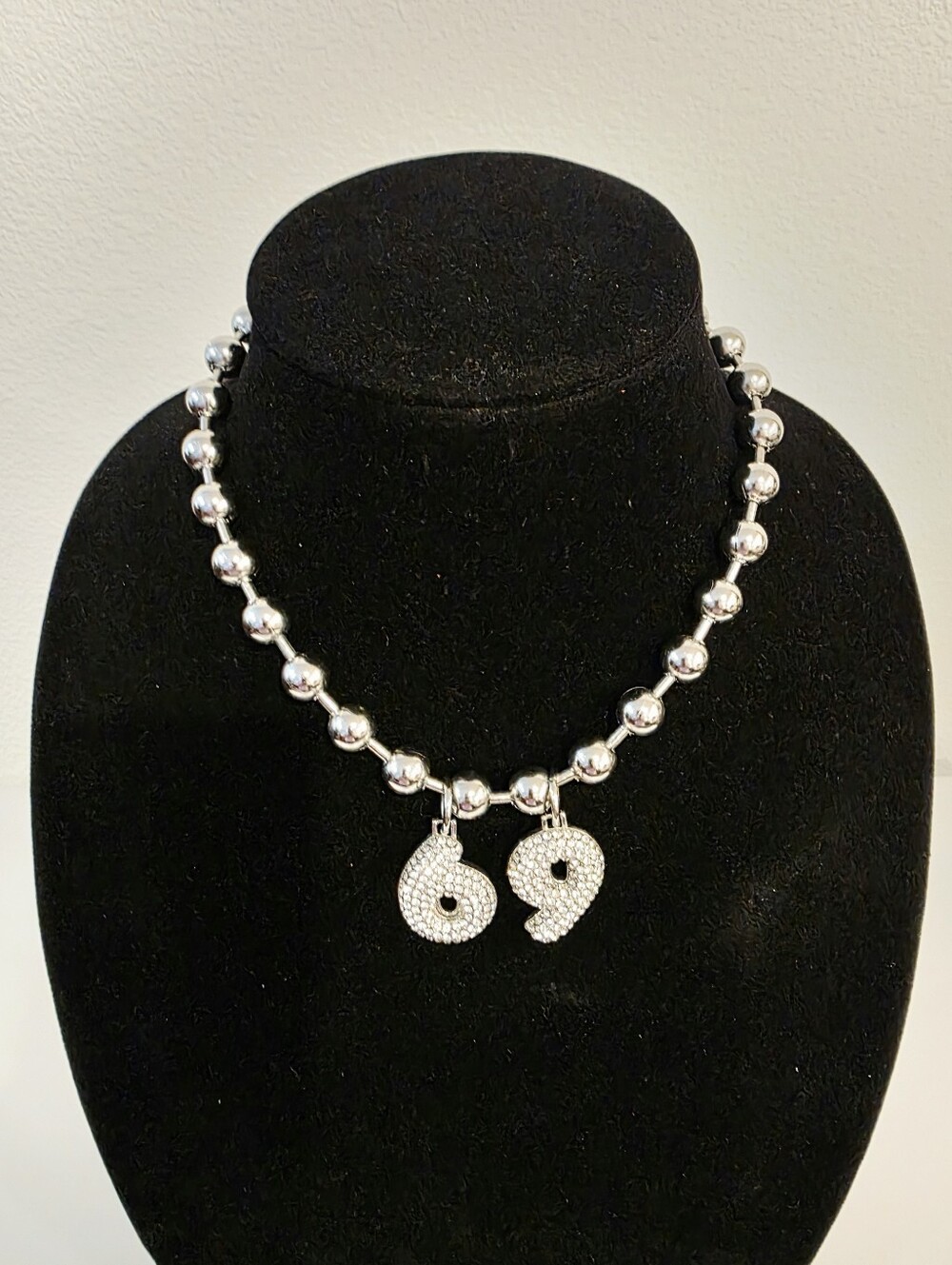 HOTNYC BUBBLES CHOKER, Diamond Numbers "69" Silvertone Lenght 17" New